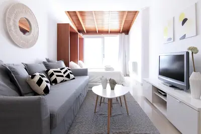 Una televisión o centro de entretenimiento en Estudio frente a la playa de Las Canteras S64