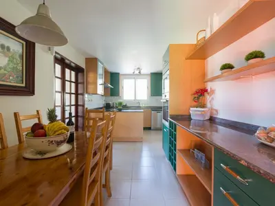 Una cocina o zona de cocina en El Jardin de Santa Brígida with private pool, sauna & jacuzzi