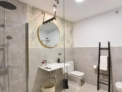 Un baño de Los Dragos Salobre Golf Villas 3 by VillaGranCanaria