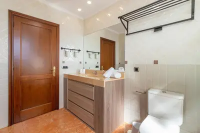 Un baño de Villa Veneguera + Seaview + Pool + Garden