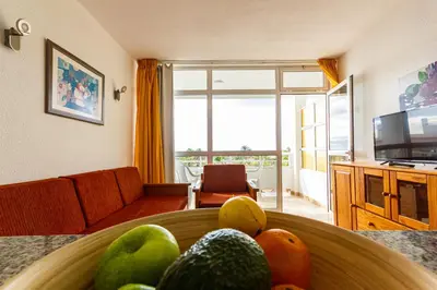 Una televisión o centro de entretenimiento en Seaview Friendly Holiday Home 6