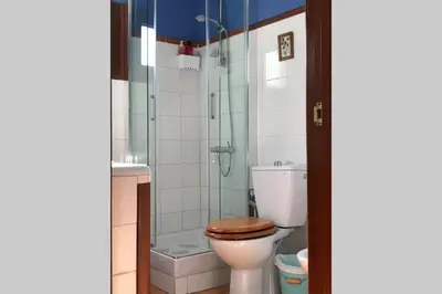 Un baño de Casita Bioclimatica en el campo