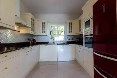 Una cocina o zona de cocina en Sea Edge Friendly Holiday Home