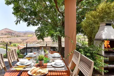 Vista general de una montaña o vista desde la villa