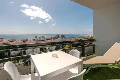 Vista general del mar o vista desde el apartahotel