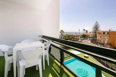 Un balcón o terraza de Roca Verde by Folias Hotels - Playa del Inglés