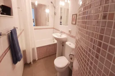 Un baño de Sunset Balcony with Ocean Views and pool access