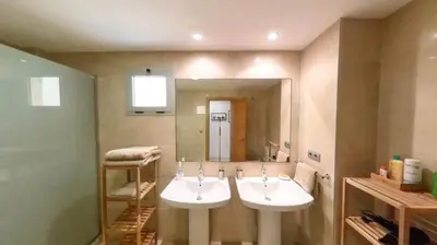 Un baño de LAS CANTERAS PREMIUM