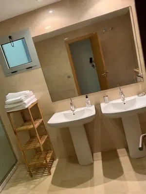 Un baño de LAS CANTERAS PREMIUM