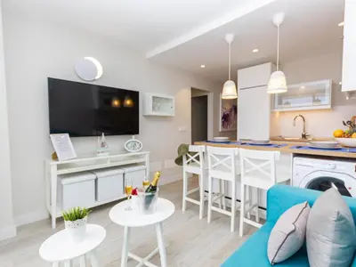 Una cocina o zona de cocina en Navy style friendly Holiday Home