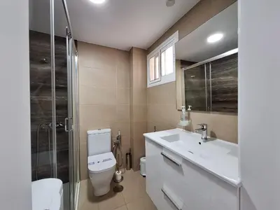 Un baño de White and Quiet! Modern apartment in San Agustin