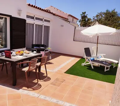 Un patio o zona al aire libre en Villa Orquidea with private garden