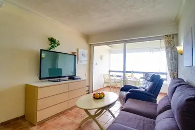 Una televisión o centro de entretenimiento en Ferienwohnung am Strand - 2 Schlafzimmer