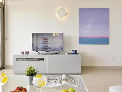 Una televisión o centro de entretenimiento en San Agustin Beach Apartments by VillaGranCanaria