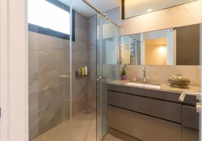 Un baño de Extra Luxurious Apartment on the Beachfront.