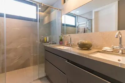 Un baño de Extra Luxurious Apartment on the Beachfront.