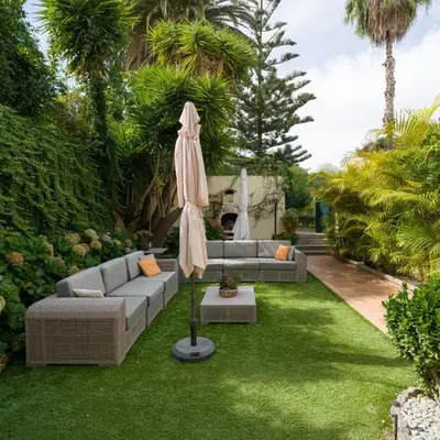 House with cozy garden BBQ and free parking