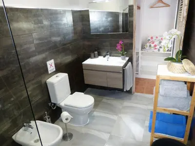 Un baño de Villa Alto Arena piscina privada climatizada