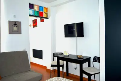 Una televisión o centro de entretenimiento en Comfy Box Las Canteras