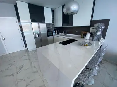 Una cocina o zona de cocina en PENTHOUSE IN THE SEA, Tauro