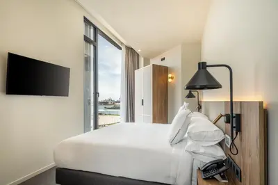 Una televisión o centro de entretenimiento en Hotel LIVVO Lumm