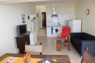 Una cocina o zona de cocina en Estupendo bungalow cerca del mar