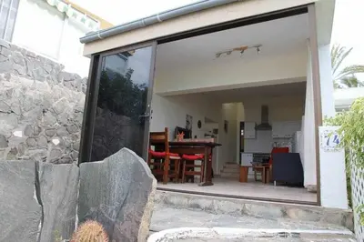 Un patio o zona al aire libre en Estupendo bungalow cerca del mar