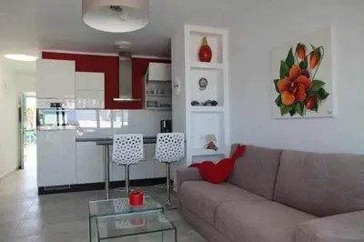 Una cocina o zona de cocina en Bonito apartamento cerca la playa
