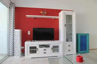 Una televisión o centro de entretenimiento en Bonito apartamento cerca la playa