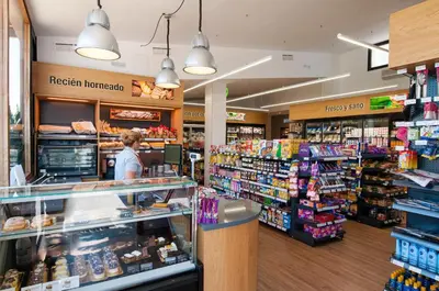 Supermercado u otro tipo de tienda en la villa o alrededores