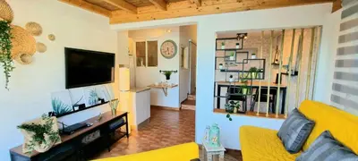 Una televisión o centro de entretenimiento en ARGUINEGUIN, two bedrooms bungalow, pool & wifi