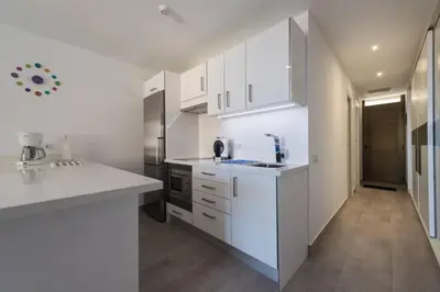 Una cocina o zona de cocina en Las Arenas - apartamento moderno con vistas al mar y WiFi veloz de fibra óptica