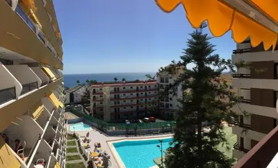 Piscina en o cerca de Las Arenas - apartamento moderno con vistas al mar y WiFi veloz de fibra óptica