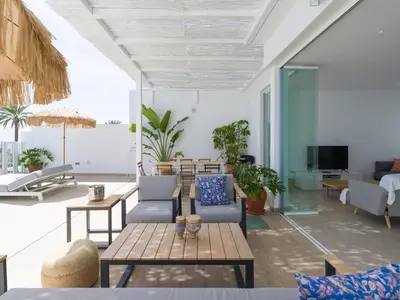 Una televisión o centro de entretenimiento en Pasitoblanco Porto Mare 44 Seaview Villa private heated pool