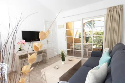 Zona de estar de Tisalaya - apartamento tranquilo con jardines y bicicletas