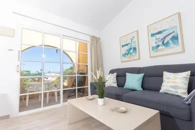 Zona de estar de Tisalaya - apartamento tranquilo con jardines y bicicletas