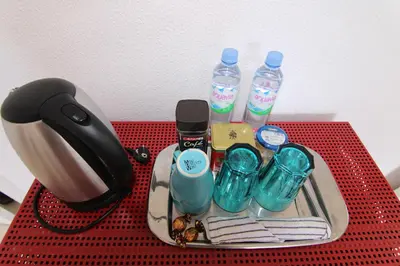 Utensilios para hacer té y café en Nomad Villa Santa Fe