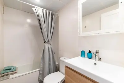 Un baño de Trendy, very well located apartment