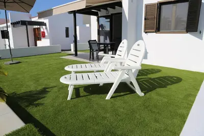 Jardín al aire libre en Precioso Bungalow en complejo privado con piscina