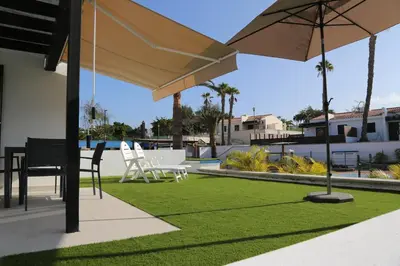 Jardín al aire libre en Precioso Bungalow en complejo privado con piscina
