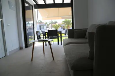 Zona de estar de Precioso Bungalow en complejo privado con piscina