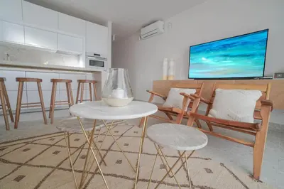 Una televisión o centro de entretenimiento en Agustino Beach Suites San Agustin