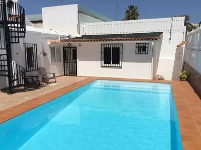 Piscina en o cerca de Villa Bahamas private heated pool close to town.
