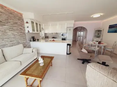 Una cocina o zona de cocina en Spacious Apartment with Sea view