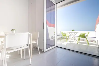 Un balcón o terraza de Corner Las Canteras Beach by CanariasGetaway