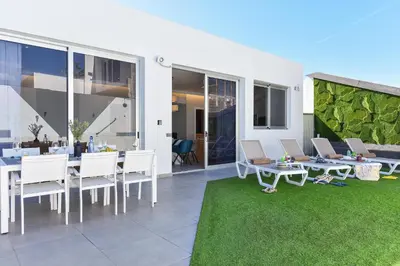 Un patio o zona al aire libre en Joviano by VillaGranCanaria