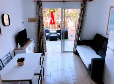 Una televisión o centro de entretenimiento en MASPALOMAS GREEN OASIS CLUB playa