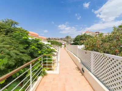 Un balcón o terraza de HomeForGuest Modern Apartment in San Agustin 2 min from the beach