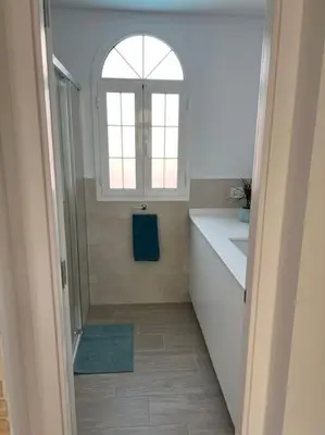 Un baño de Casa Macken con piscina climatizada y jacuzzi