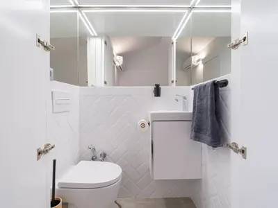 Un baño de Bungalow nuevo con jardín y piscina/ Newly renovated Bungalow with private garden and swimming pool